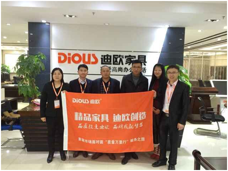 迪歐代表與鹿鼎國際專賣店負責人合影 迪歐代表與鹿鼎國際專賣店負責人合影