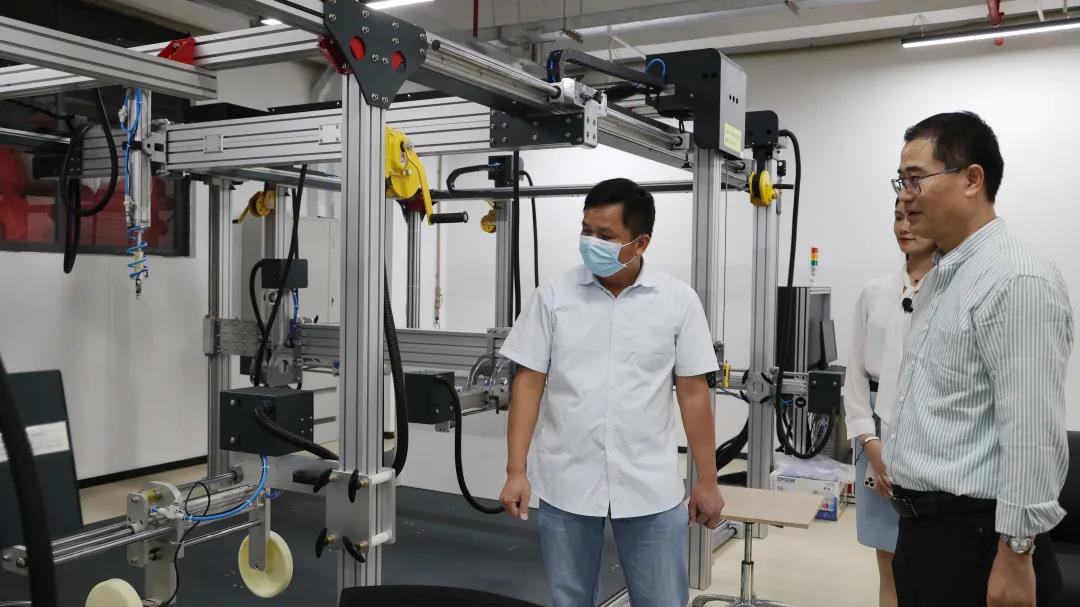 工作人員展示集團質量檢測中心的智能化設備 工作人員展示集團質量檢測中心的智能化設備