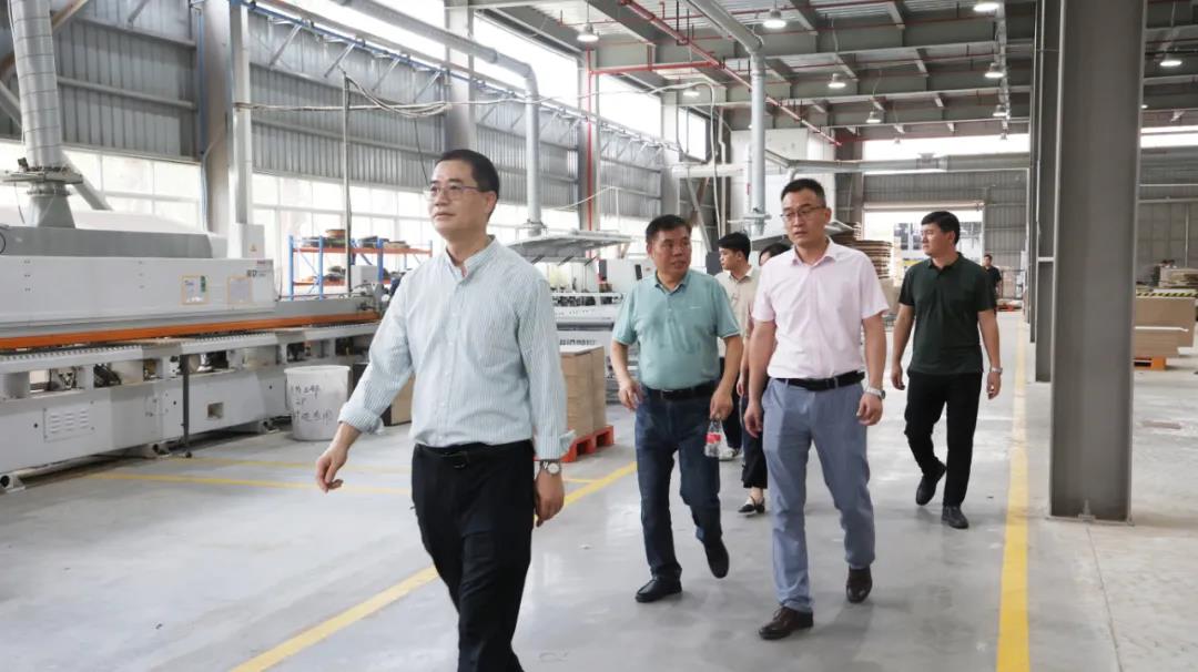 在睦洲工業園生產車間內,王克會長近距離感受現代化的生產管理體系 在睦洲工業園生產車間內,王克會長近距離感受現代化的生產管理體系